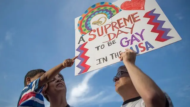 Casal gay celebra decisão da Suprema Corte