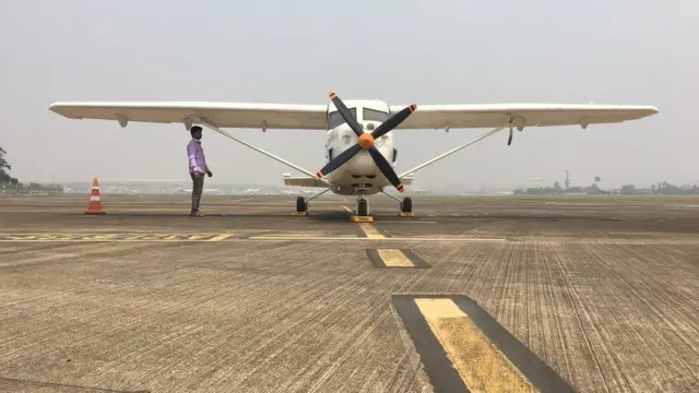 मुंबई अंतर्राष्ट्रीय हवाई अड्डे पर खड़ा है विमान