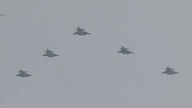 Истребители J-20 на параде в Пекине