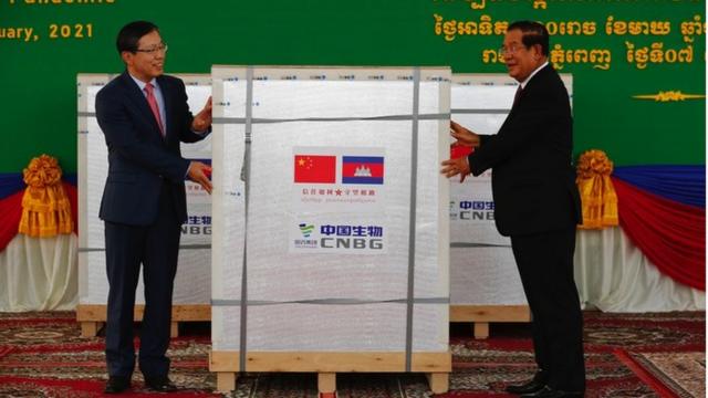 中國援柬首批新冠疫苗2月7日運抵柬埔寨首都金邊，柬埔寨首相洪森前往迎接。