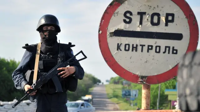 По словам источников Би-би-си, последние резонансные убийства и аресты в Донбассе направленны именно на тех, кто контролирует финансовые потоки, прохождение гуманитарных грузов и контрабанды.