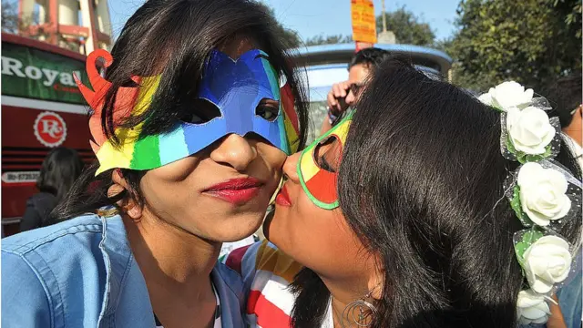 కోల్కతాలో నిర్వహించిన రెయిన్బో ప్రైడ్ వాక్ కార్యక్రమంలో యువతులు