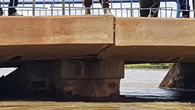 Des fissures visibles sur le pont reliant les deux pays