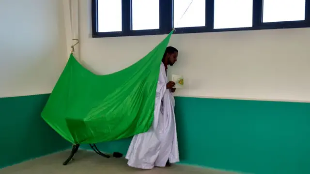 Ọkunrin kan to n jade kuro labẹ asọ to ti dibo