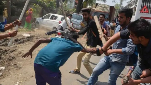 ਦਲਿਤਾਂ ਵੱਲੋਂ 2 ਅਪ੍ਰੈਲ ਨੂੰ ਸੱਦੇ ਗਏ ਭਾਰਤ ਬੰਦ ਦੇ ਐਲਾਨ ਦੌਰਾਨ ਇੱਕ ਮੁਜ਼ਾਹਰਾਕਾਰੀ ਨੂੰ ਬੈਲਟ ਅਤੇ ਬੱਲੇ ਨਾਲ ਮਾਰਦੇ ਹੋਏ ਲੋਕ।