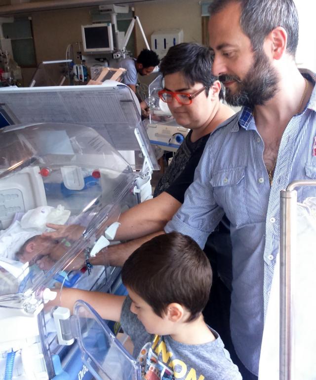 Valentina Daprile, su marido Luigi, y su hijo Leone, junto a Angelo Ray en la incubadora.