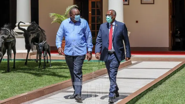 Madaxweynaha Kenya Uhuru Kenyatta ayuu marti u yahay madaxweyne Muusa Biixi Cabdi.