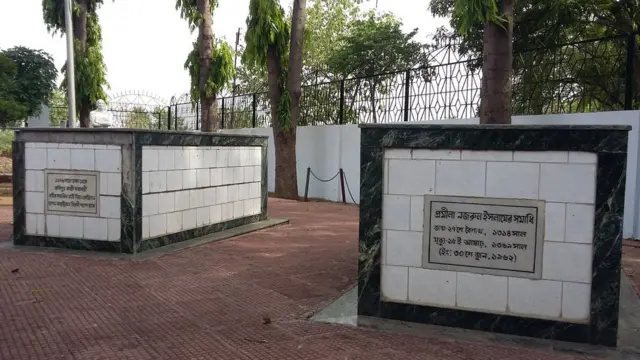 কবি পরিবারের সদস্যদের কবর।