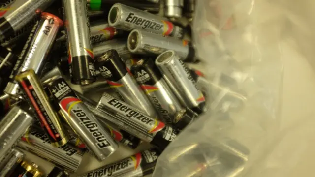 Baterai merupakan salah satu limbah elektronik yang paling berbahaya