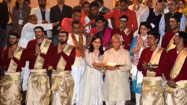 पत्नी कविता के साथ दशाश्वमेध घाट पर प्रविंद कुमार