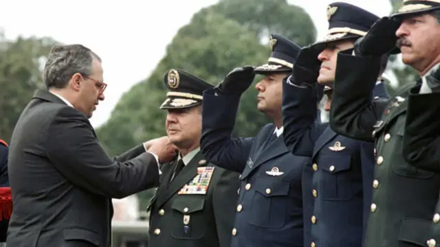Samper con militares