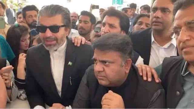 మిత్రులతో మంత్రి ఫవాద్ చౌధురి ( మధ్యలో )