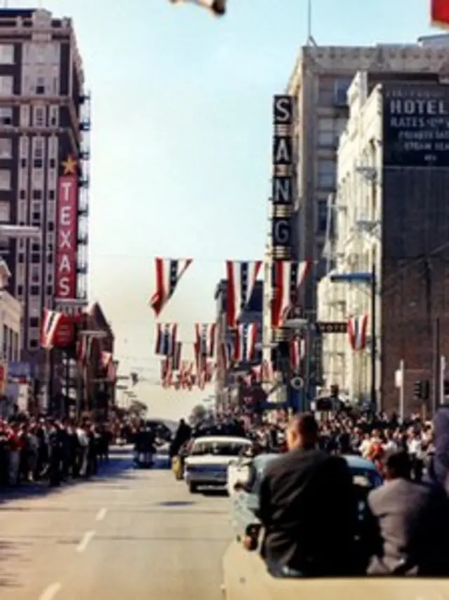 حدود ۱۴۰ هزار نفر از اوایل بامداد در خیابان‌های مسیر حرکت خودرو جان اف کندی، صف کشیده بودند تا برایش دست تکان دهند