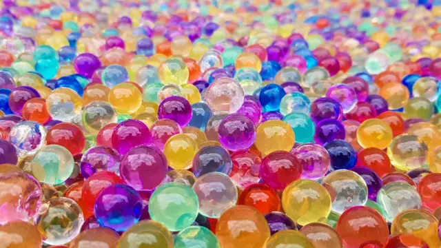 Perles d'hydrogel colorées.