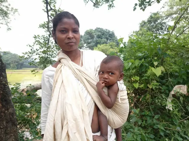 જગાયના પુત્ર હંસરાજ મુંડાનાં પત્ની પેલોંગ મુંડાઈન કહે છે, "પુરુષ હોય કે સ્ત્રી, અમે ક્યારેય વાળ કપાવતા નથી."