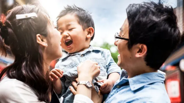 Papá, mamá e hijo asiáticos.