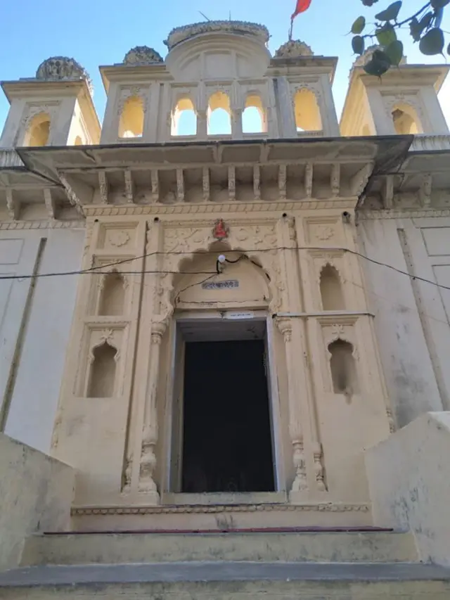 ఝాన్సీలో కొలనులో ఉన్న మహాలక్ష్మి ఆలయం