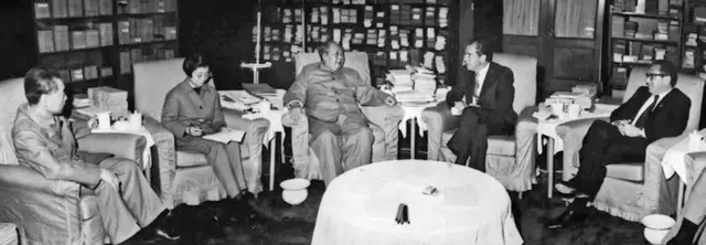 1972年，美国总统尼克松和国务卿基辛格访问北京，与中国领导人毛泽东和周恩来会谈。