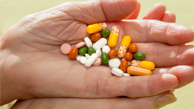 Таблетки в руке