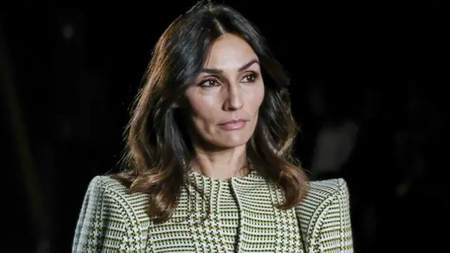 Modelo com maçãs do rosto marcadas