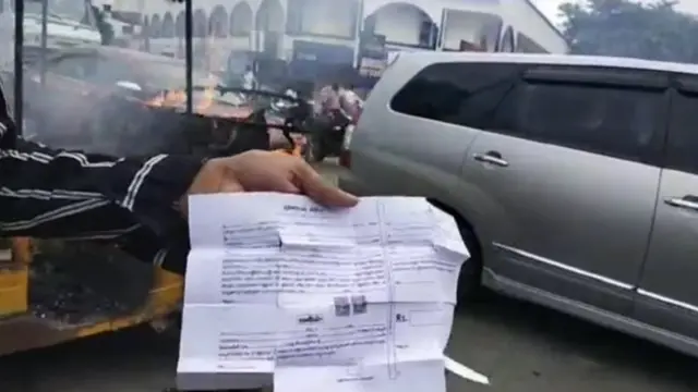 ఆటో తగలబెట్టిన డ్రైవర్