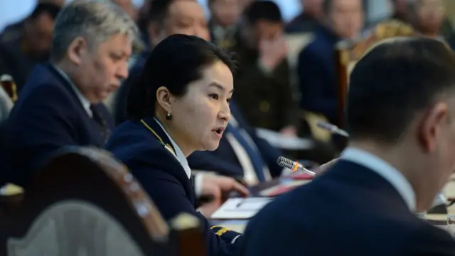 Президент Башкы прокуратура мамлекеттик эмес, ведомстволук кызыкчылыкты коргоп калганын айтты