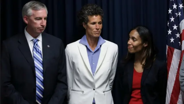 Andrea Constand (ortada)