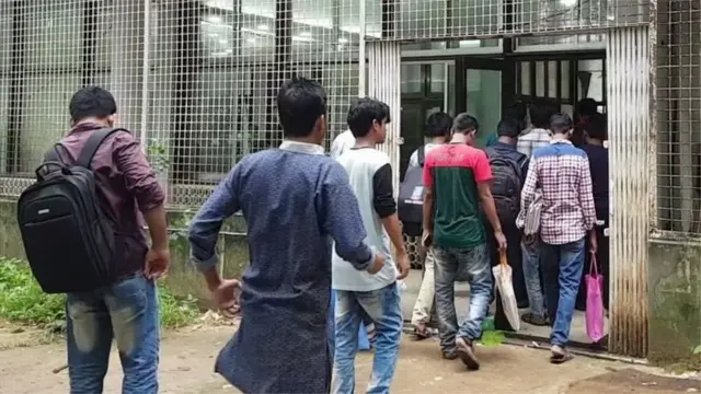 ঢাকা বিশ্ববিদ্যালয়ের কেন্দ্রীয় লাইব্রেরিতে প্রচুর তরুণ বিসিএস পরীক্ষার প্রস্ততি নিতে সময় কাটান