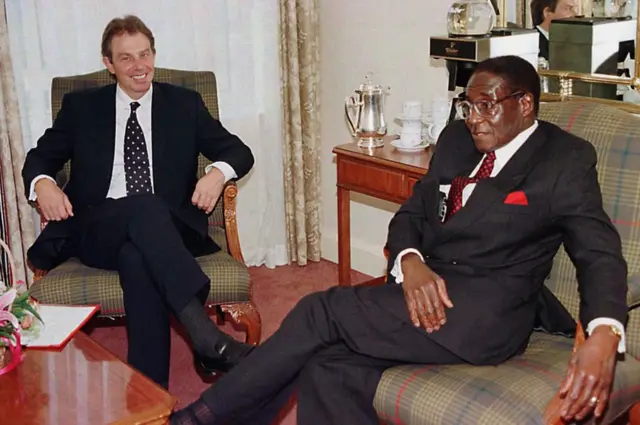 Tony Blair na onyeisiala mba Zimbabwe bụ Robert Mugabe na-akpa nkata n'ụbọchị 24, Ọktoba afọ 1997 n'Edinburgh, tupu nzuko 'Commonwealth' ndị isi mba dị iche iche.