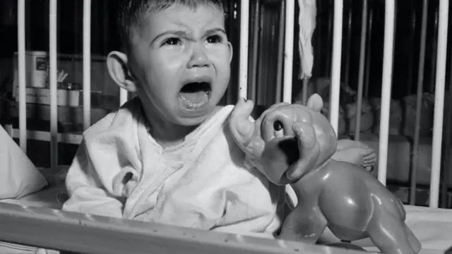 Немовля і ліжку