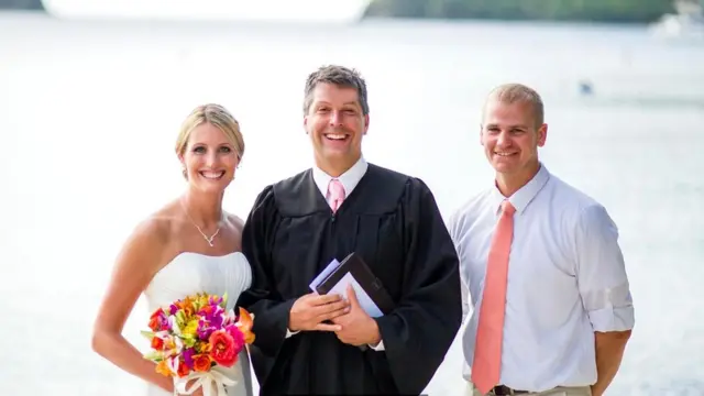 Майкл Мотылински переехал на американские Виргинские острова, и его основным занятием стало проведение свадеб - ежегодно он сочетает браком 250 пар