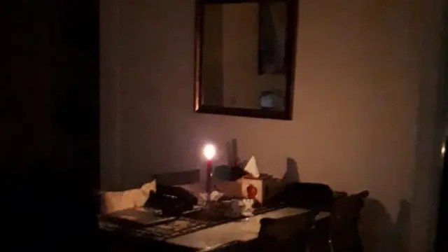 Eka Clarawati pasang lilin saat kena giliran mati listrik.