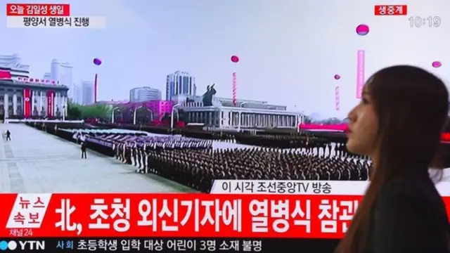 යුද ශක්තිය පෙන්වමින් භට පිරිස් නගර මධ්යයේ පිහිටි කිම් ඉල්-සුං චතුරශ්රය වෙතඇදී ගියහ.