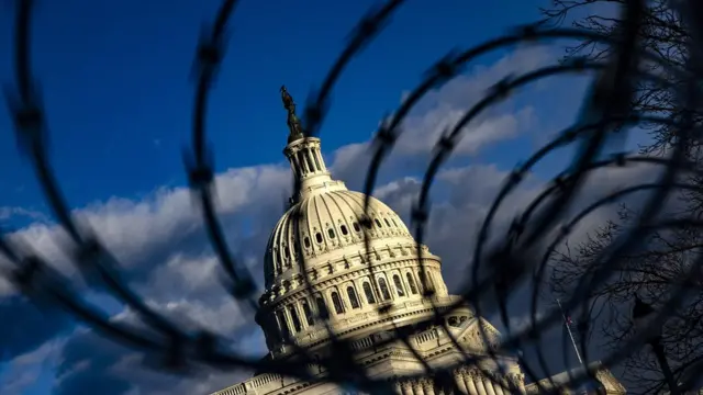 被铁丝网保护的美国国会大厦