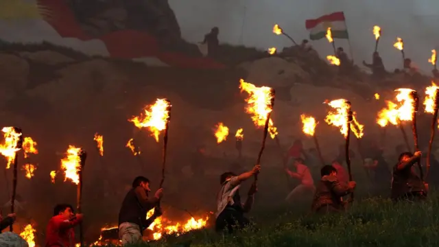 Бағдод шимолидан 500 чақирим узоқликдаги Ақраҳ шаҳарчасидаги Ироқ курдлари машъала кўтариб тоққа чиқишмоқда