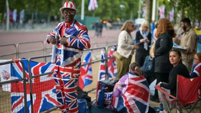 Многие поклонники королевы прибыли ко дворцу накануне и провели ночь в палатках, чтобы заполучить лучшие места