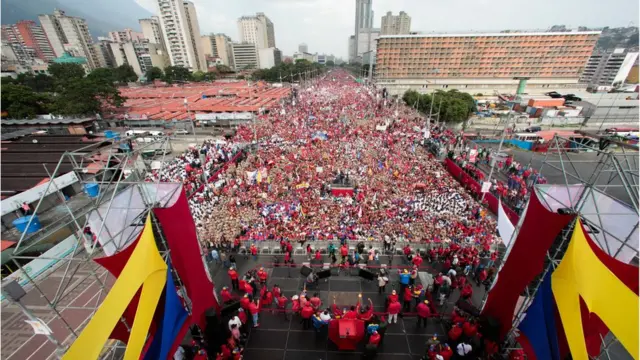Nicolás Maduro habla ante sus seguidores