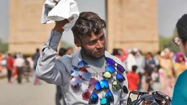 দিল্লিতে ইন্ডিয়া গেটের সামনে কাটতি বেড়েছে সানগ্লাসের