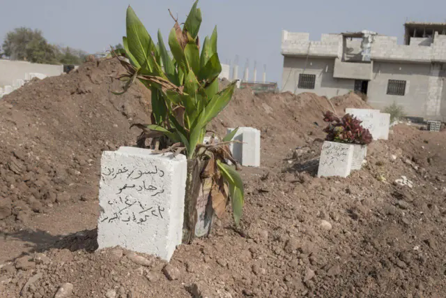 مزار مبارزان کوبانی - ـ مقاومت رمز زندگیست - این شعار مردم مبارز شهر کوبانی است. نوامبر ۲۰۱۴