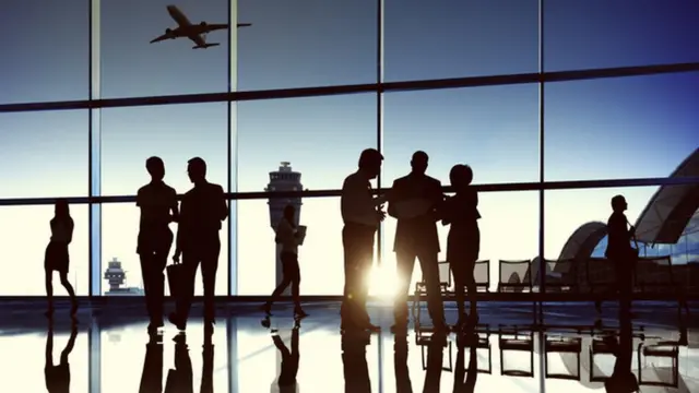 أشخاص يتناقشون في صالة أحد المطارات