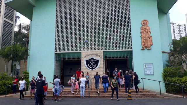 Pessoas reunidasaposta ganha brasilfrente a igreja