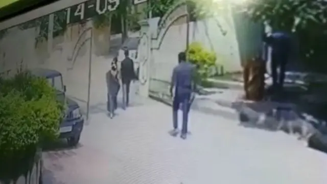 હૉસ્પિટલથી બહાર આવી રહેલા પ્રણય અને અમૃતા