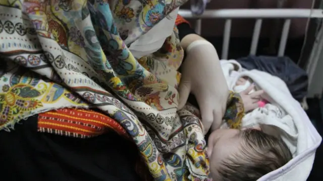 Majka doji novorođenče