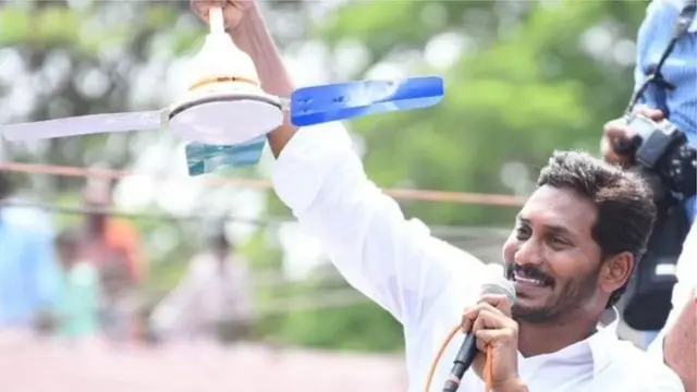 ஆந்திர மாநிலத்தில் கஷ்ட சுழல்களையும் மீறி உறுதியாய் எழுந்துள்ள ஜெகன் மோகன் ரெட்டி