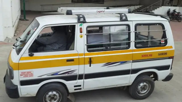 સુરતમાં શબવાહિની ખૂટી જતાં કોવિડ દરદીઓનાં મૃતદેહ સ્કુલ વાનમાં લઈ જવાની ફરજ પડી રહી છે.