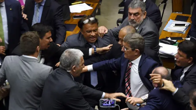 Deputados brigam durante votação do relatório no plenário