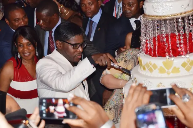 Juin 2013 : Teodorin Obiang coupe son gâteau d'anniversaire