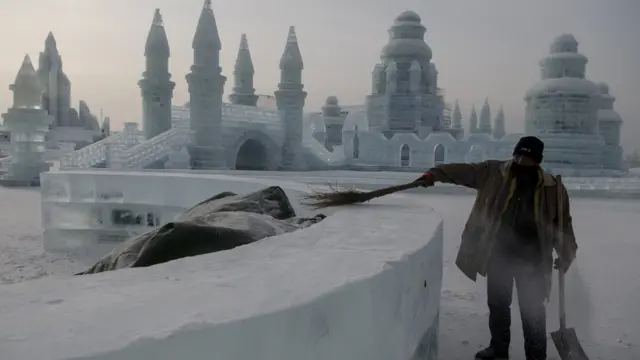 জনসমাগমের আগে বাড়তি বরফ ঝেড়ে পুঁছে রাখাও উৎসবের সময় প্রতিদিনের কাজ