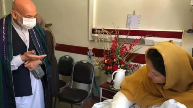 الرئيس الأفغاني السابق حامد كرزاي يزور فوزية كوفي في المستشفى