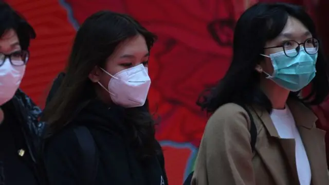 Des jeunes femmes portant des masques.